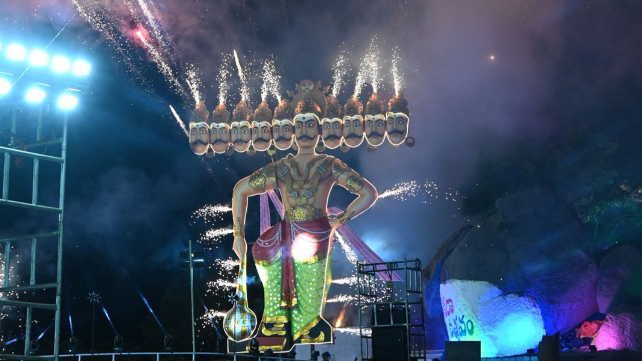  Ravana Dahanam Celebrations: ఘనంగా రావణ దహనం..కనువిందు చేసిన తారాజువ్వలు