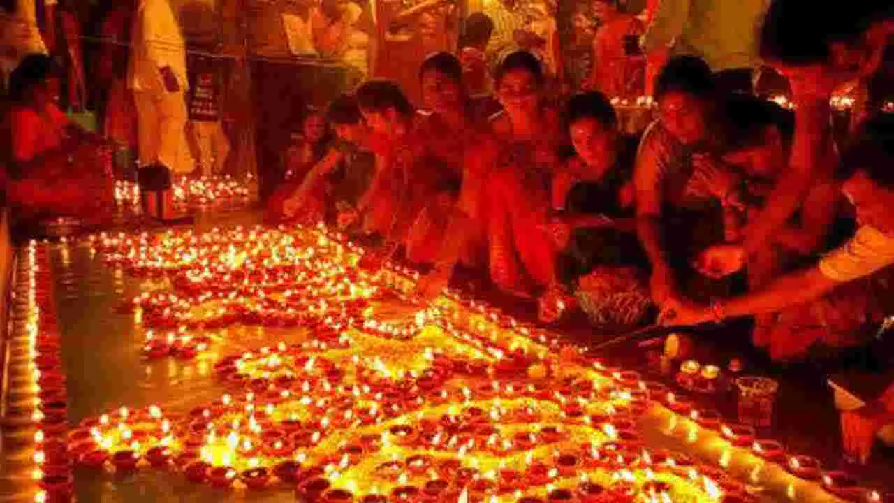 Deepavali Festival: దీపావళి ఎందుకు.. ఎన్ని రోజులు జరుపుకుంటారు..?