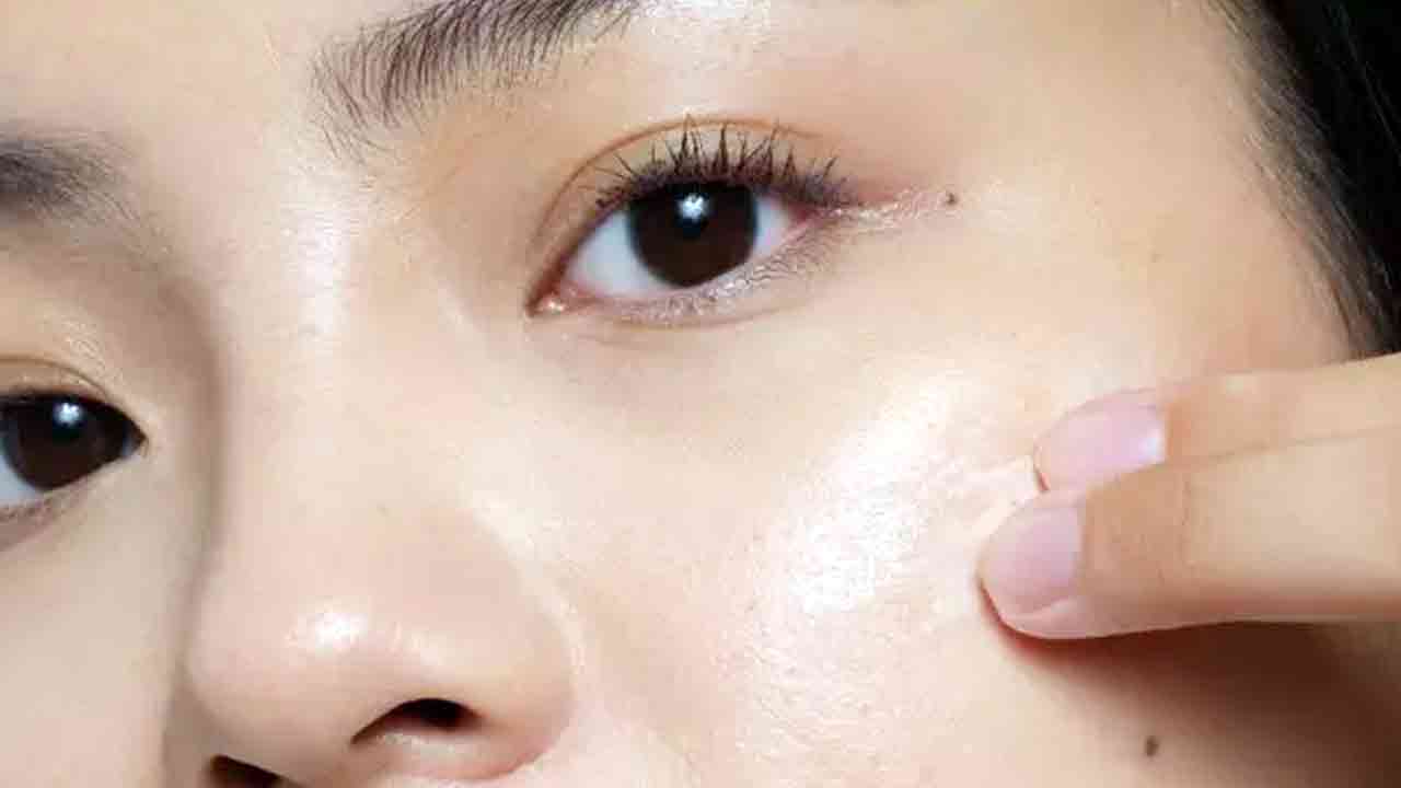 Aloe Vera Health Tips: రాత్రి పడుకునే ముందు కలబందను ముఖానికి రాసుకుంటే.. ఏమవుతుందో తెలుసా..