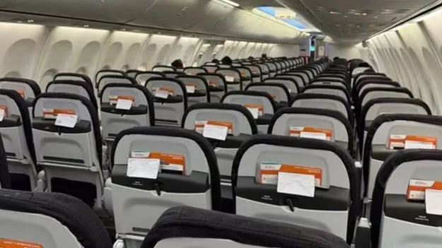 Empty Delhi Bound Flight: వణికిస్తున్న కాలుష్యం.. ఢిల్లీ‌కి వెళ్లే విమానం దాదాపుగా ఖాళీ!