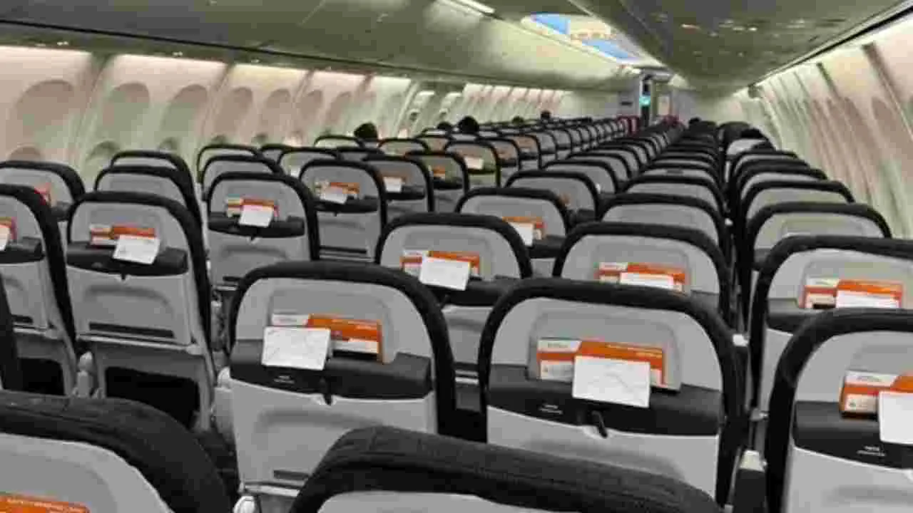 Empty Delhi Bound Flight: వణికిస్తున్న కాలుష్యం.. ఢిల్లీ‌కి వెళ్లే విమానం దాదాపుగా ఖాళీ!