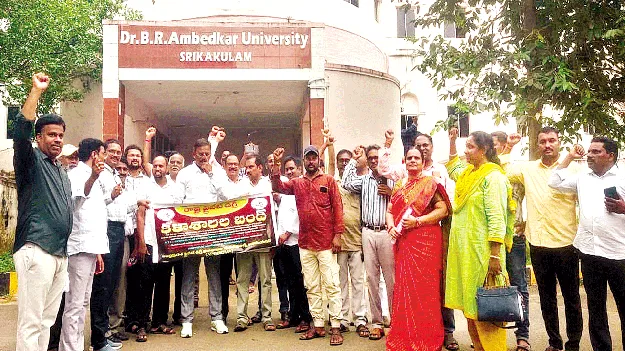 బోధనా రుసుం చెల్లింపులో జాప్యం తగదు