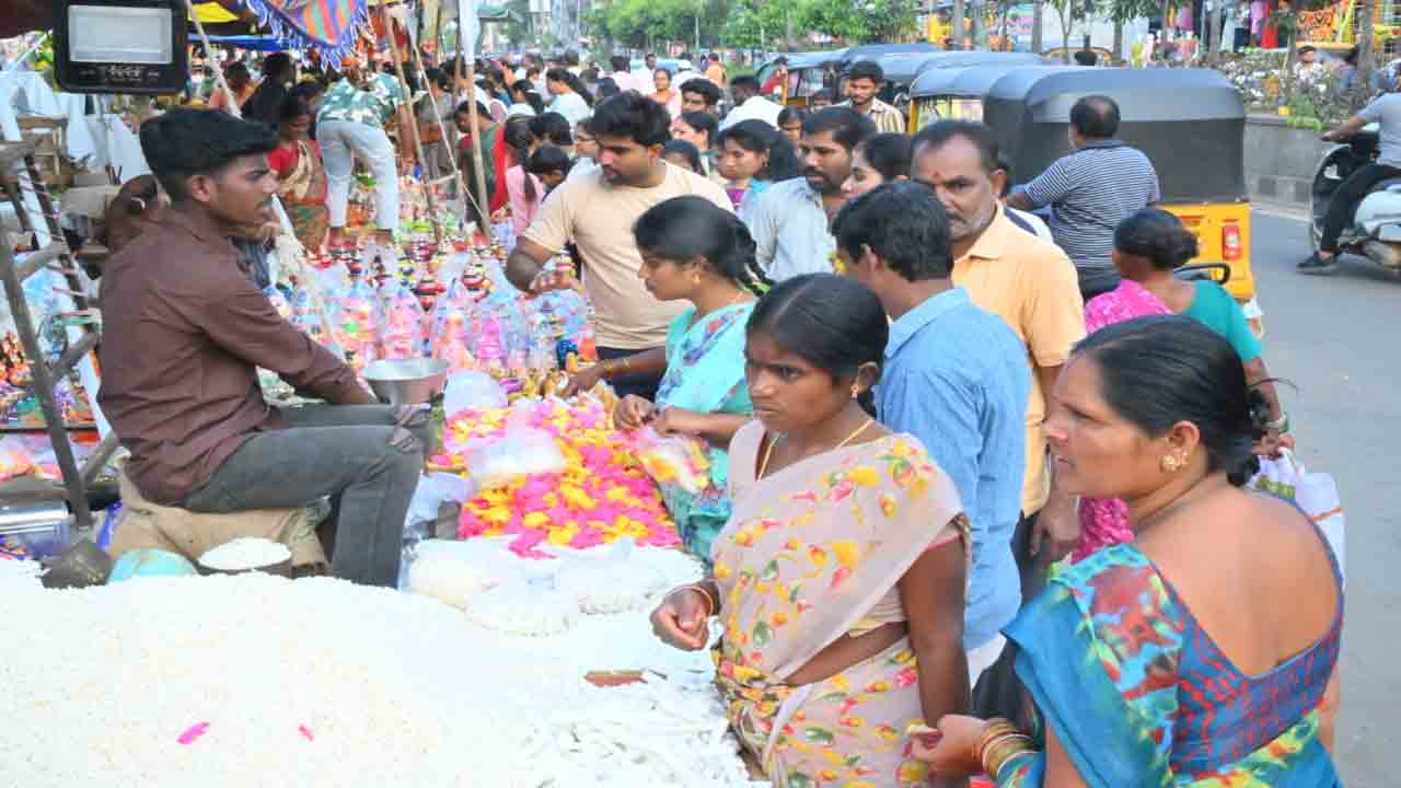  Diwali Celebrations: తెలంగాణలో మొదలైన దీపావళి సందడి