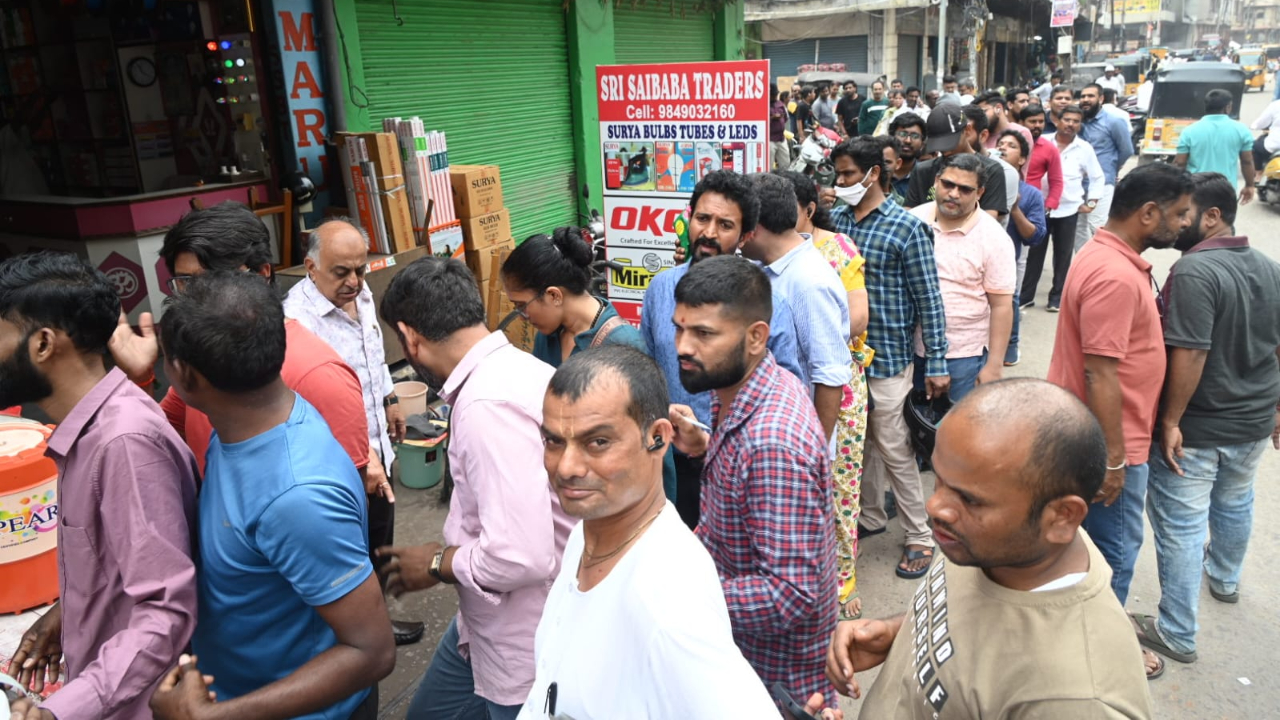 Diwali Atmosphere: దీపావళి హంగామా..పటాకుల కోసం క్యూ కట్టిన ప్రజలు!