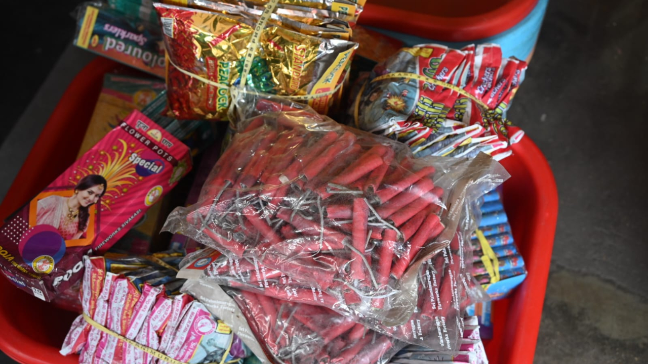 Diwali Atmosphere: దీపావళి హంగామా..పటాకుల కోసం క్యూ కట్టిన ప్రజలు!