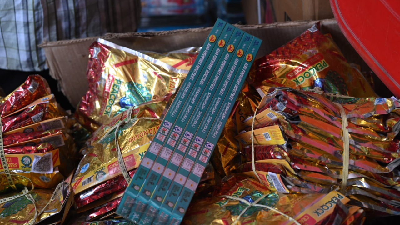 Diwali Atmosphere: దీపావళి హంగామా..పటాకుల కోసం క్యూ కట్టిన ప్రజలు!