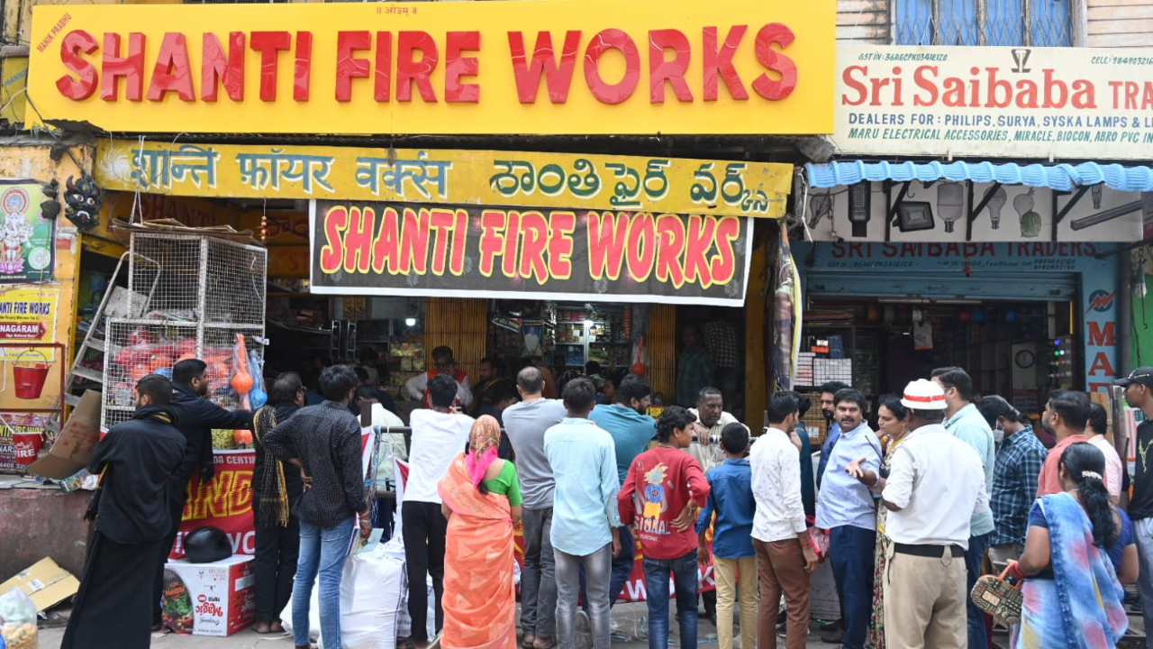 Diwali Atmosphere: దీపావళి హంగామా..పటాకుల కోసం క్యూ కట్టిన ప్రజలు!