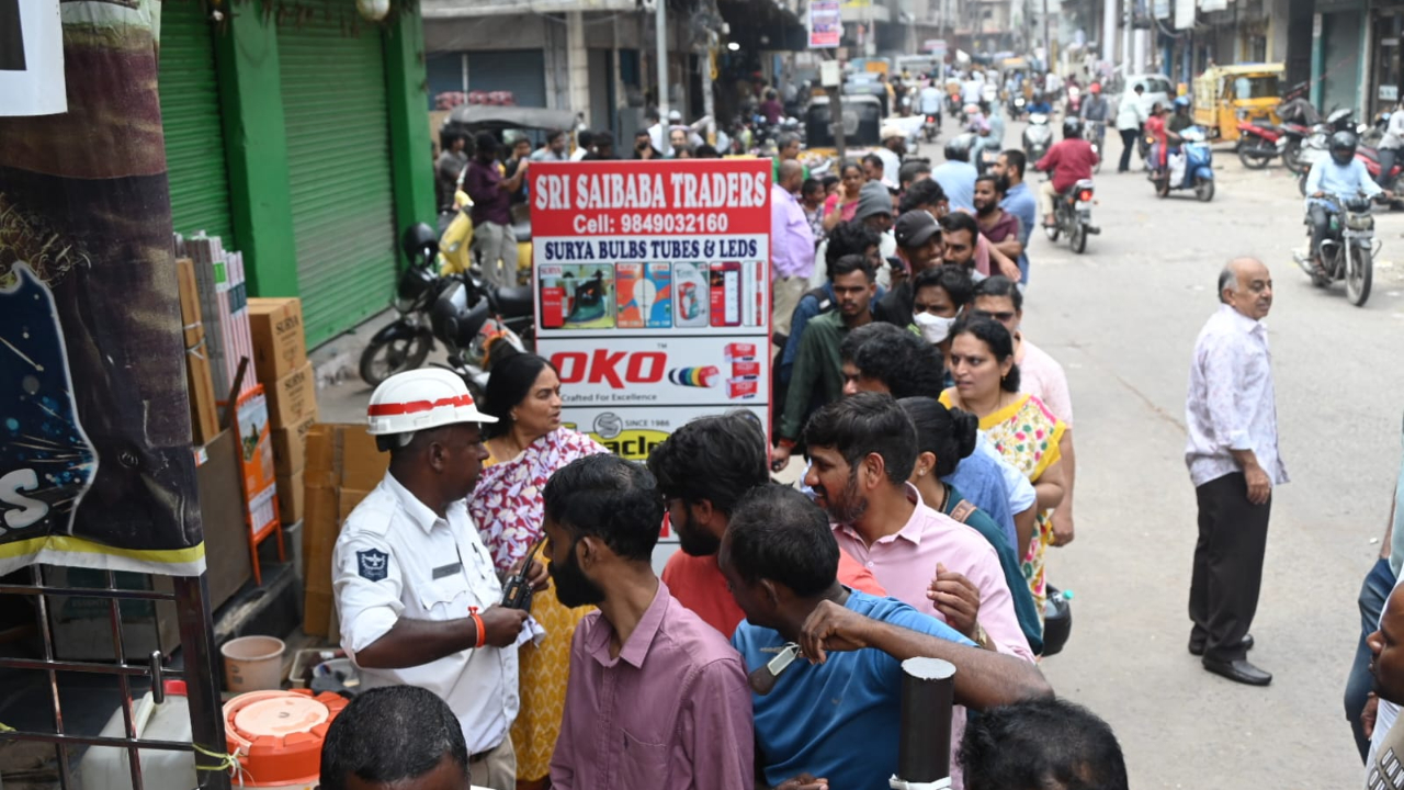 Diwali Atmosphere: దీపావళి హంగామా..పటాకుల కోసం క్యూ కట్టిన ప్రజలు!