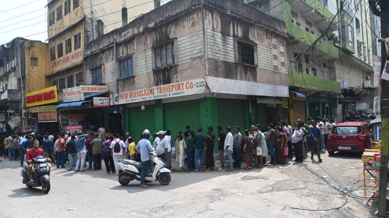 Diwali Atmosphere: దీపావళి హంగామా..పటాకుల కోసం క్యూ కట్టిన ప్రజలు!