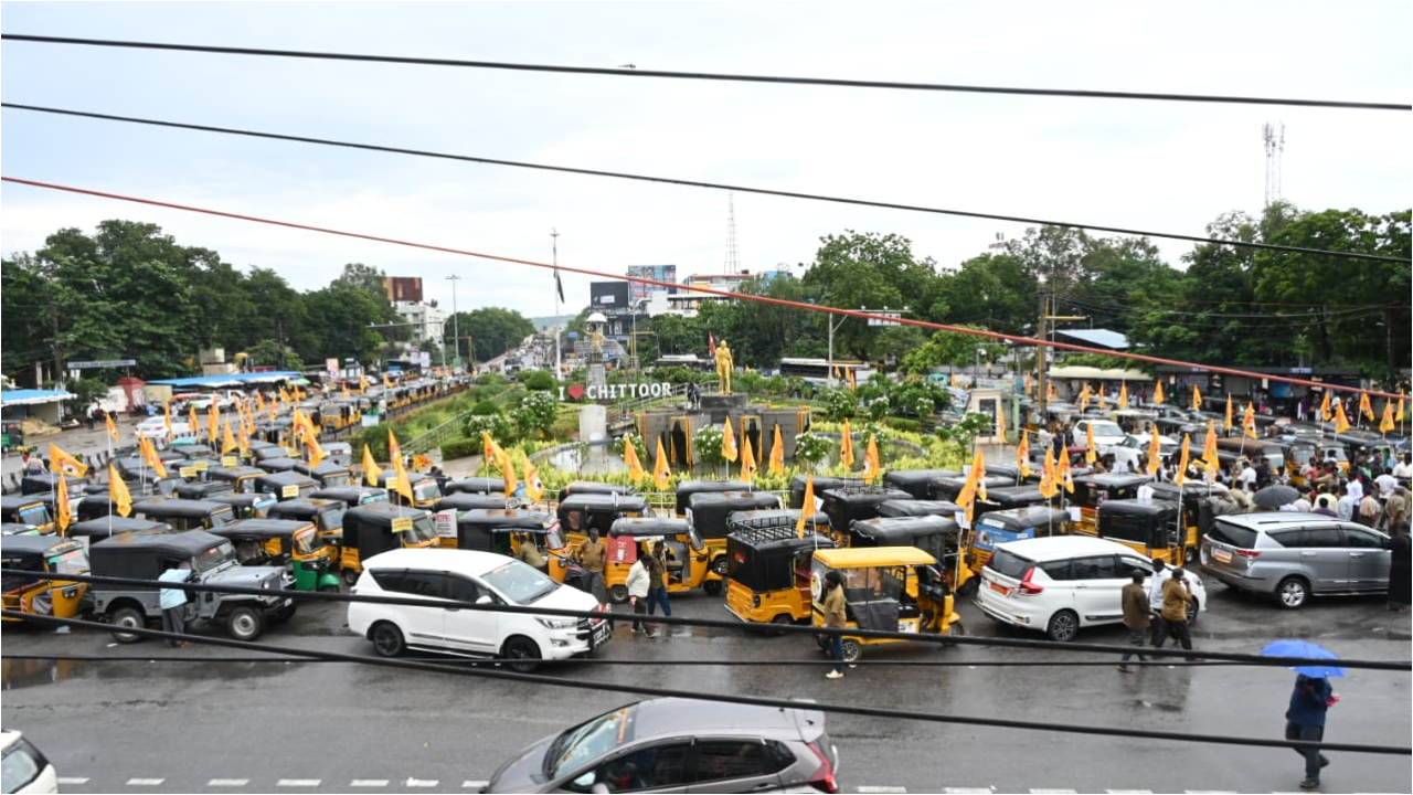 Auto Driver Seva: ఆటో డ్రైవర్ల సేవ.. ఒంగోలులో ఆటో ర్యాలీ
