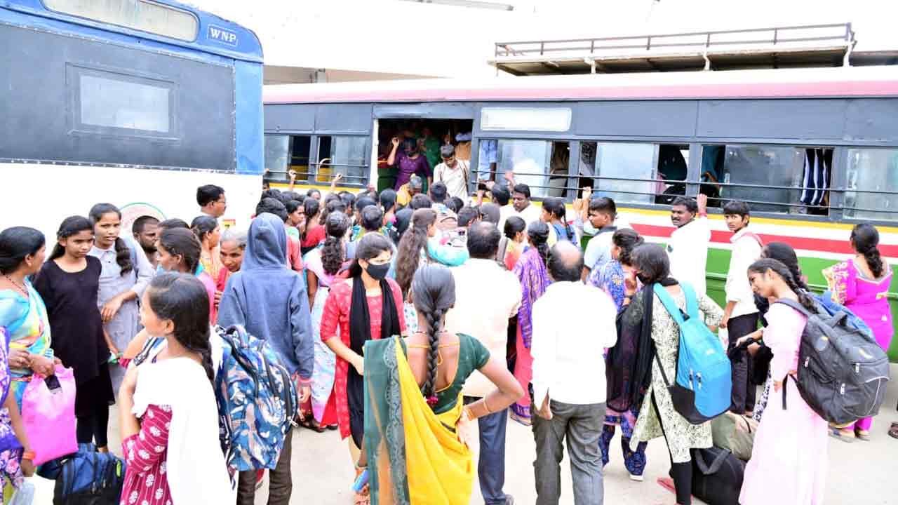 Dusshera Holidays: దసరాల సెలవులు వచ్చేశాయ్.. ఊళ్లకు వెళ్తున్న విద్యార్థులు..