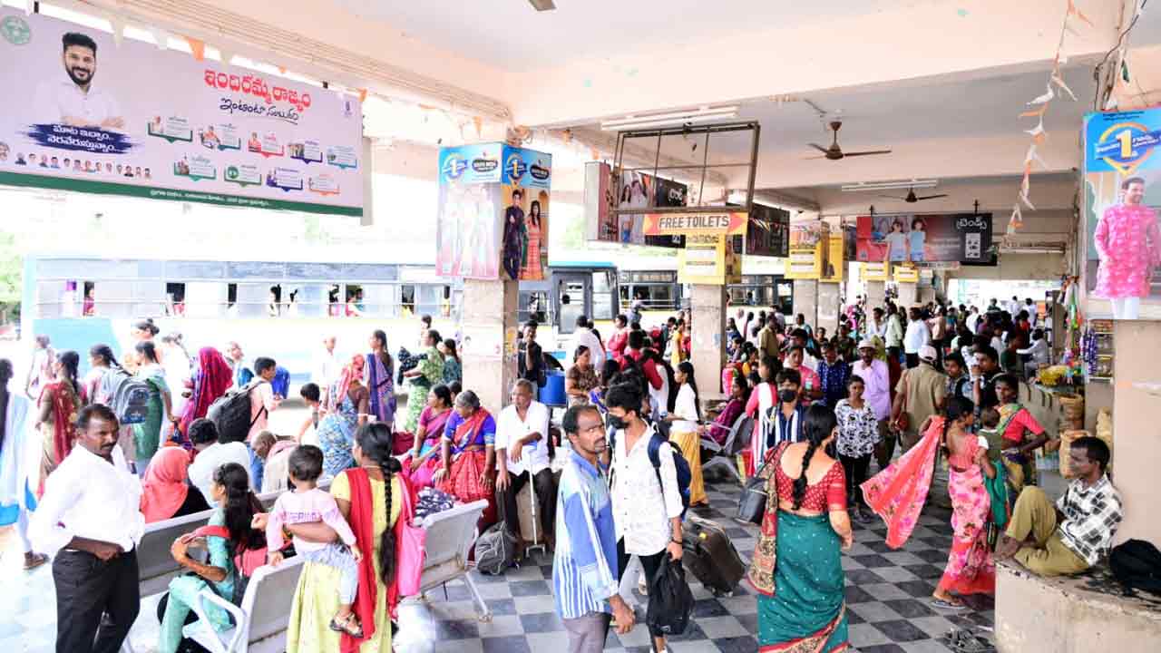 Dusshera Holidays: దసరాల సెలవులు వచ్చేశాయ్.. ఊళ్లకు వెళ్తున్న విద్యార్థులు..