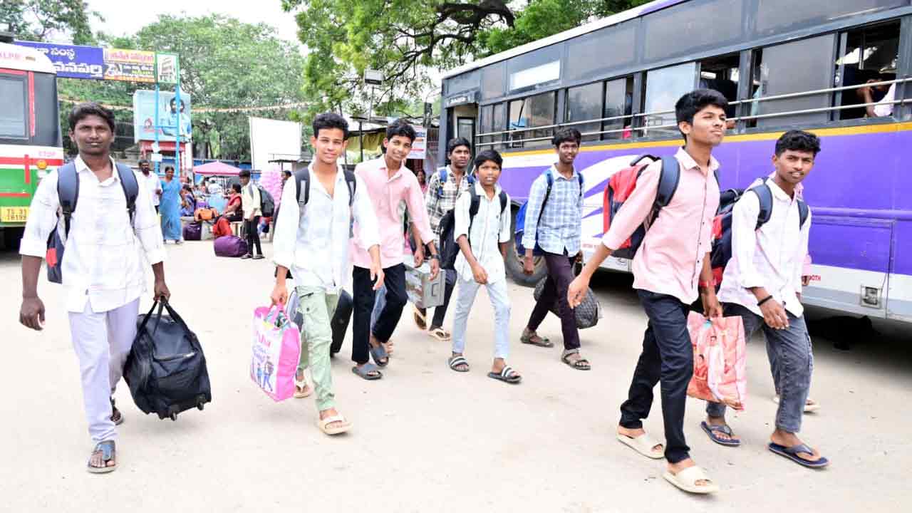 Dusshera Holidays: దసరాల సెలవులు వచ్చేశాయ్.. ఊళ్లకు వెళ్తున్న విద్యార్థులు..