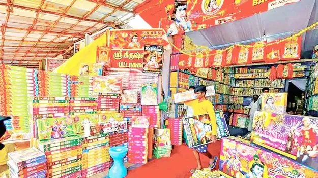 AP Police On Cracker Monitoring:  దీపావళి.. అక్రమ బాణసంచా విక్రయాలపై డ్రోన్‌ నిఘా .. పోలీసుల కఠిన చర్యలు