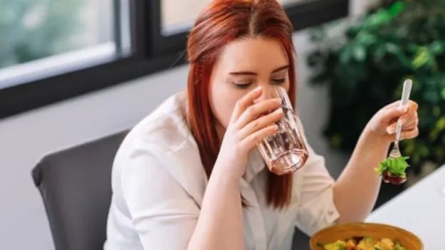 Food And Water Timing: పండ్లు తిన్న వెంటనే నీళ్లు ఎందుకు తాగకూడదో తెలుసా?
