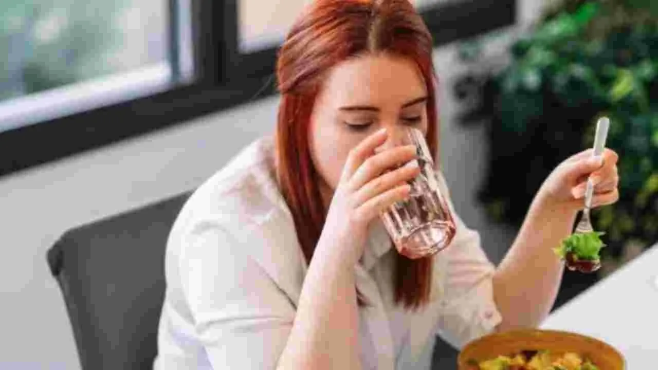Food And Water Timing: పండ్లు తిన్న వెంటనే నీళ్లు ఎందుకు తాగకూడదో తెలుసా?