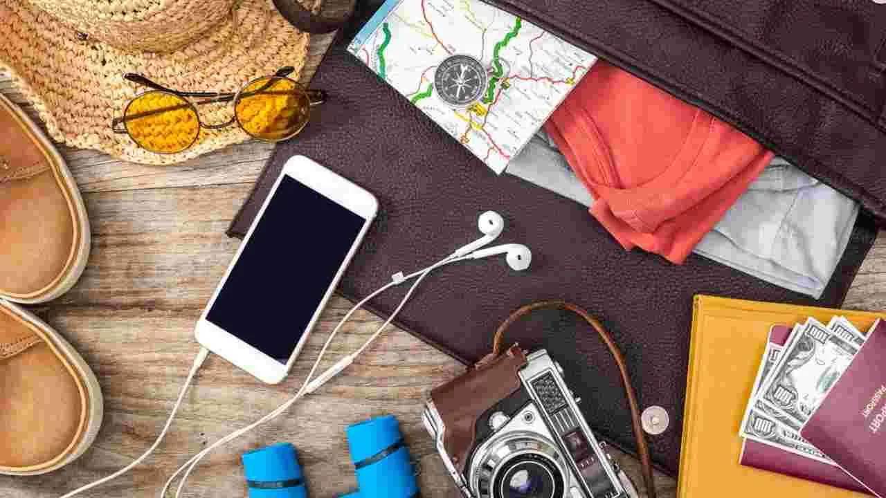 Travel Gadgets: ప్రయాణాల్లో వెంట ఉండాల్సిన 8 గ్యాడ్జెట్స్ 