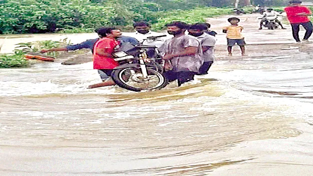 అరగంట వర్షం.. నగరం జలమయం