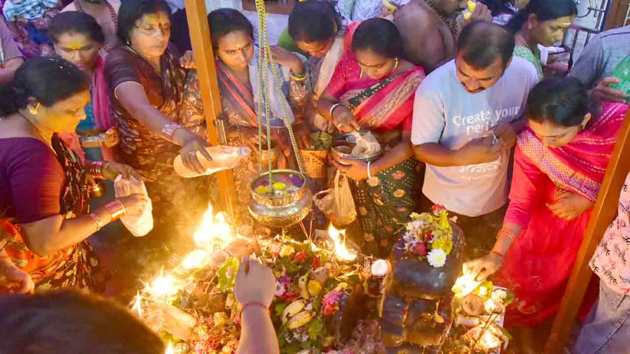 Karthika Maasam: కార్తీక రెండో సోమవారం.. పుష్కర ఘాట్‌కు పోటెత్తిన భక్తులు