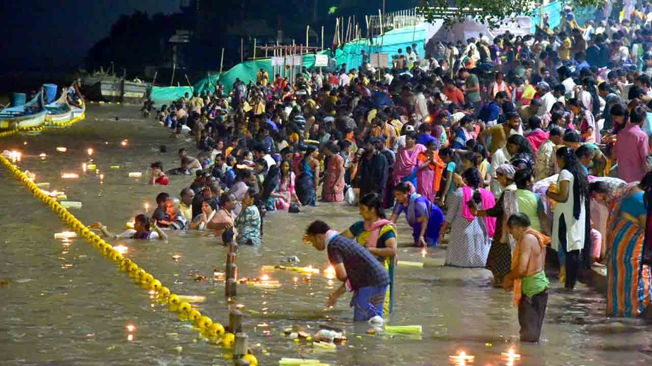 Karthika Maasam: కార్తీక రెండో సోమవారం.. పుష్కర ఘాట్‌కు పోటెత్తిన భక్తులు