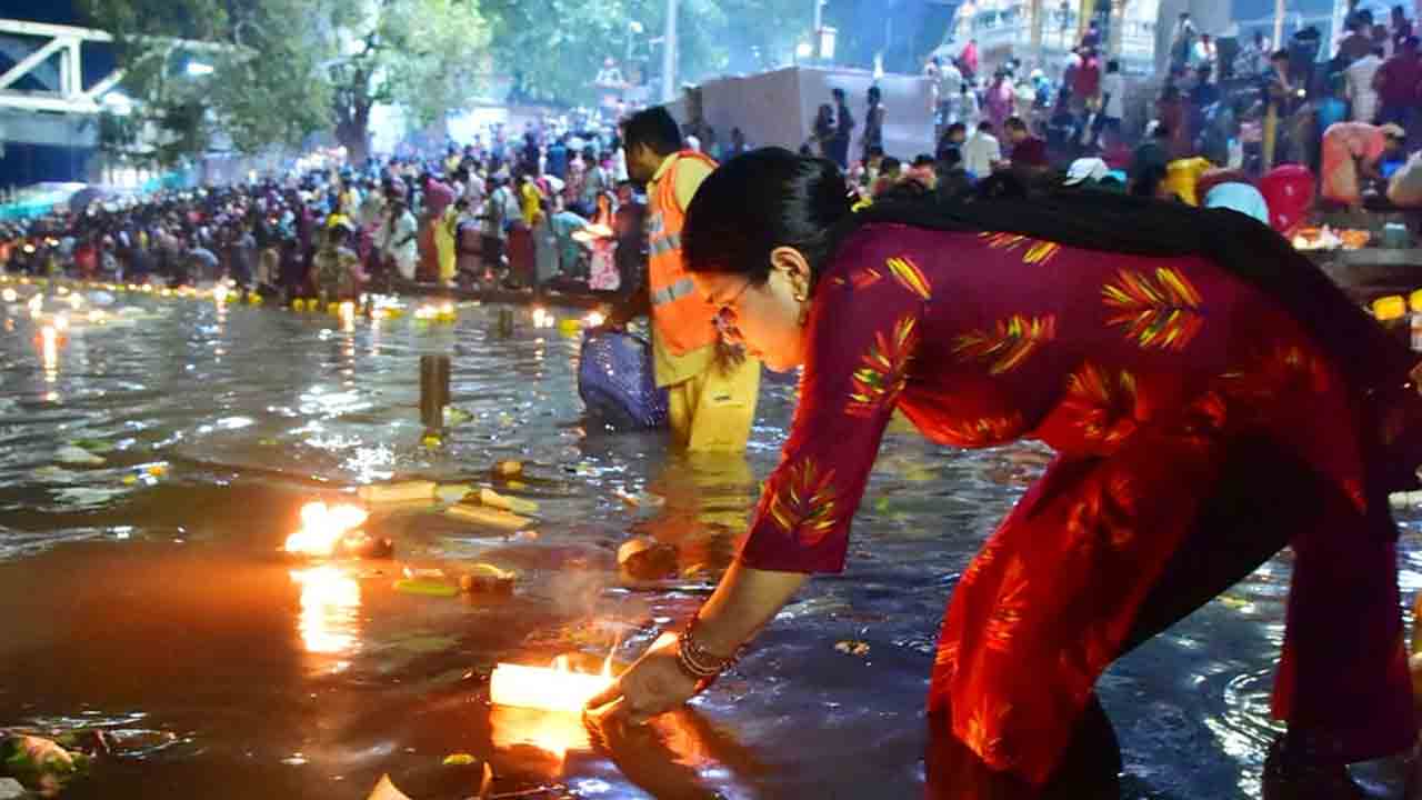 Karthika Maasam: కార్తీక రెండో సోమవారం.. పుష్కర ఘాట్‌కు పోటెత్తిన భక్తులు