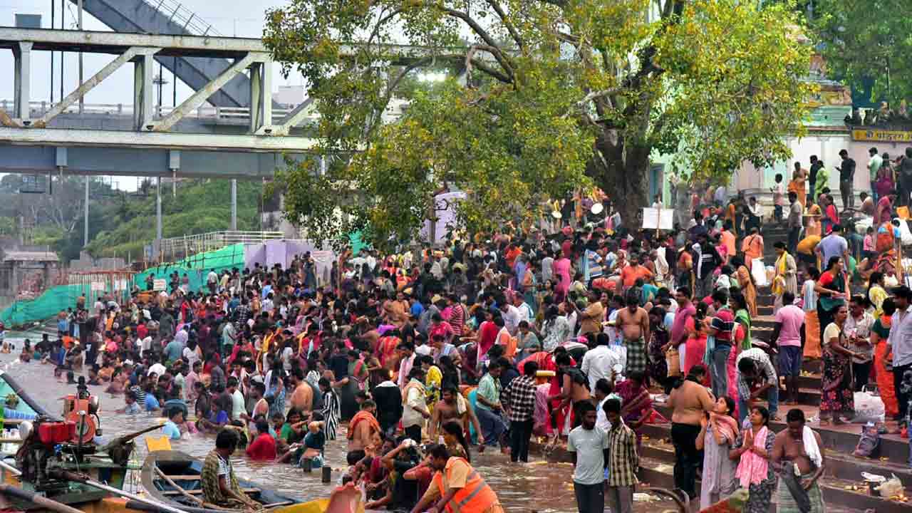 Karthika Maasam: కార్తీక రెండో సోమవారం.. పుష్కర ఘాట్‌కు పోటెత్తిన భక్తులు