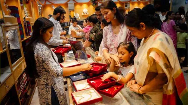 Dhana Trayodashi: ధనత్రయోదశి.. బంగారం ధరల పెరుగుదల.. షాపులు వెలవెల