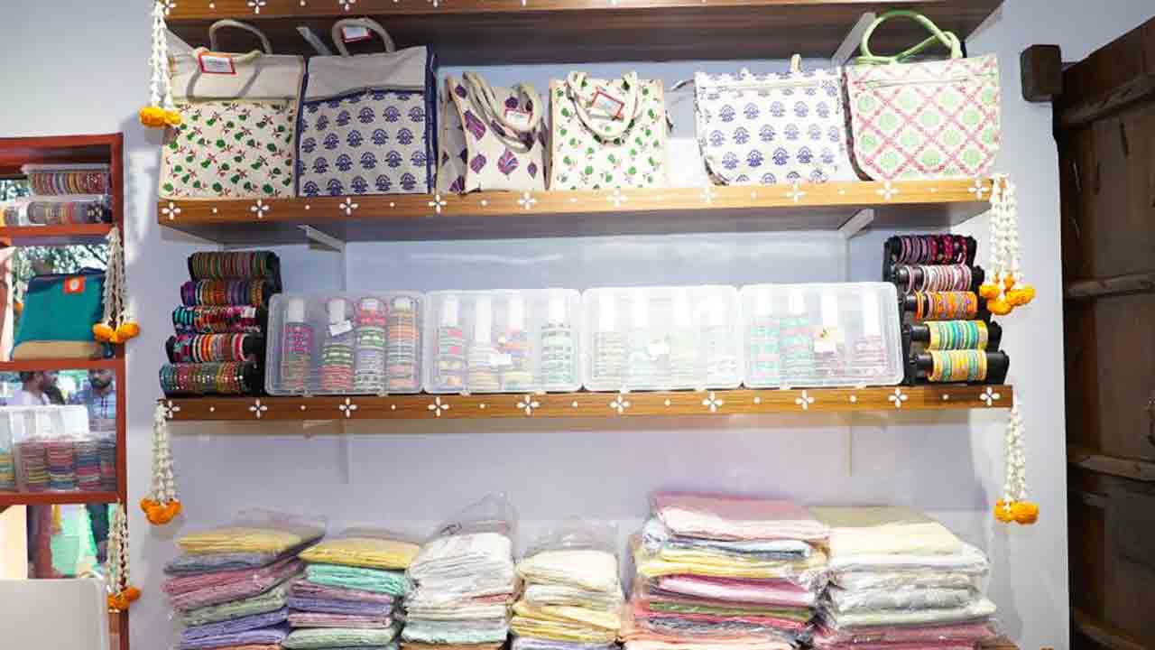  Nara Bhuvaneshwari: ఎన్టీఆర్ స్త్రీ శక్తి హస్తకళా స్టోర్‌‌ని ప్రారంభించిన నారా భువనేశ్వరి