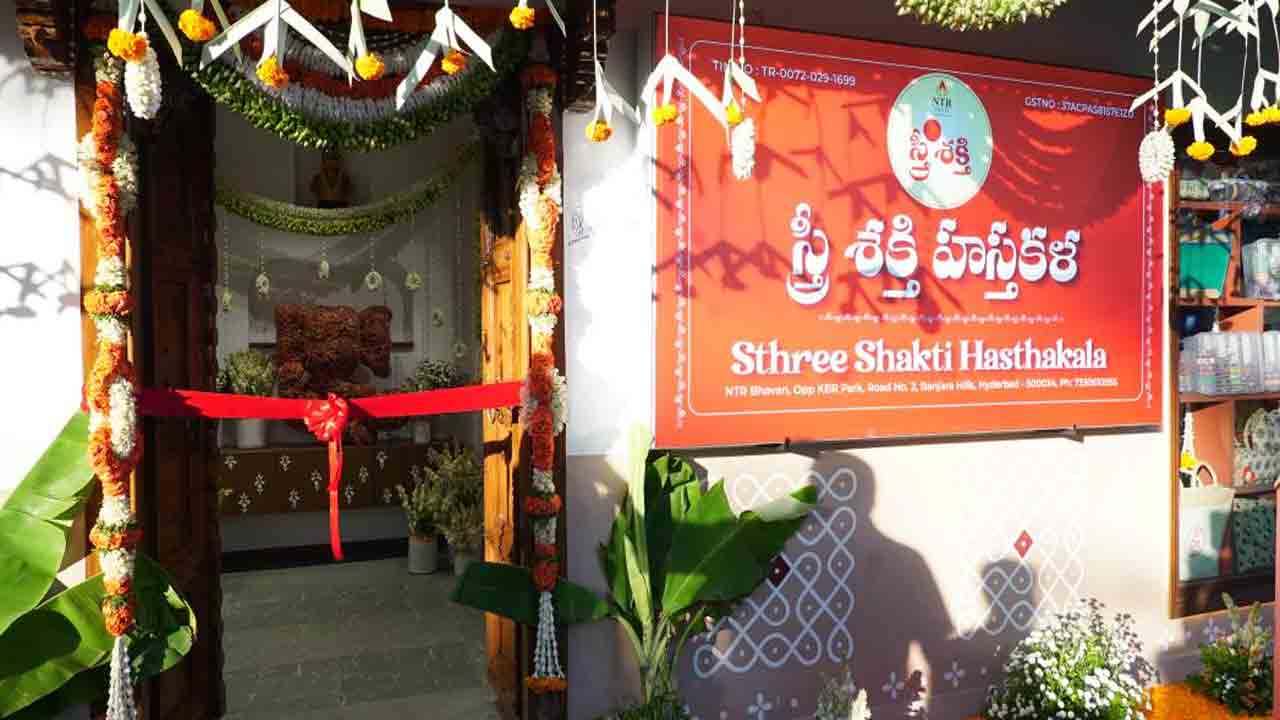  Nara Bhuvaneshwari: ఎన్టీఆర్ స్త్రీ శక్తి హస్తకళా స్టోర్‌‌ని ప్రారంభించిన నారా భువనేశ్వరి