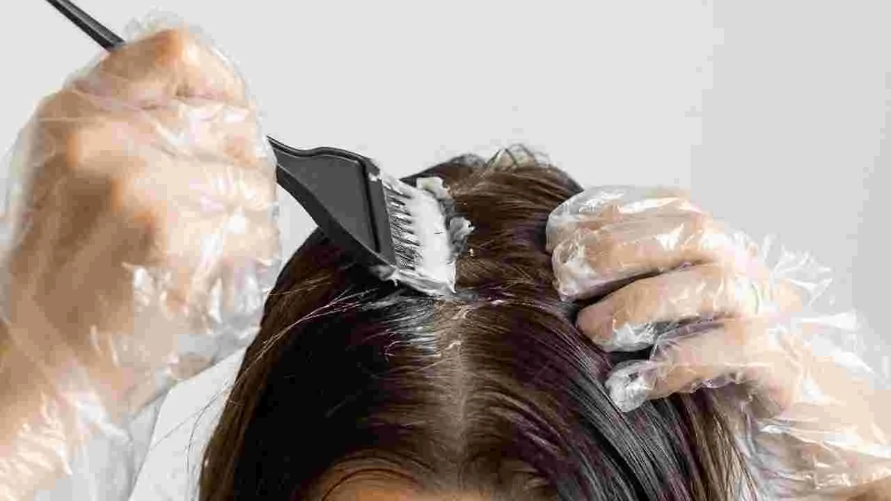 Hair dye Toxicity: జుట్టుకు రంగు వేసుకుంటారా? తప్పక తెలుసుకోవాల్సిన విషయం ఏంటంటే...