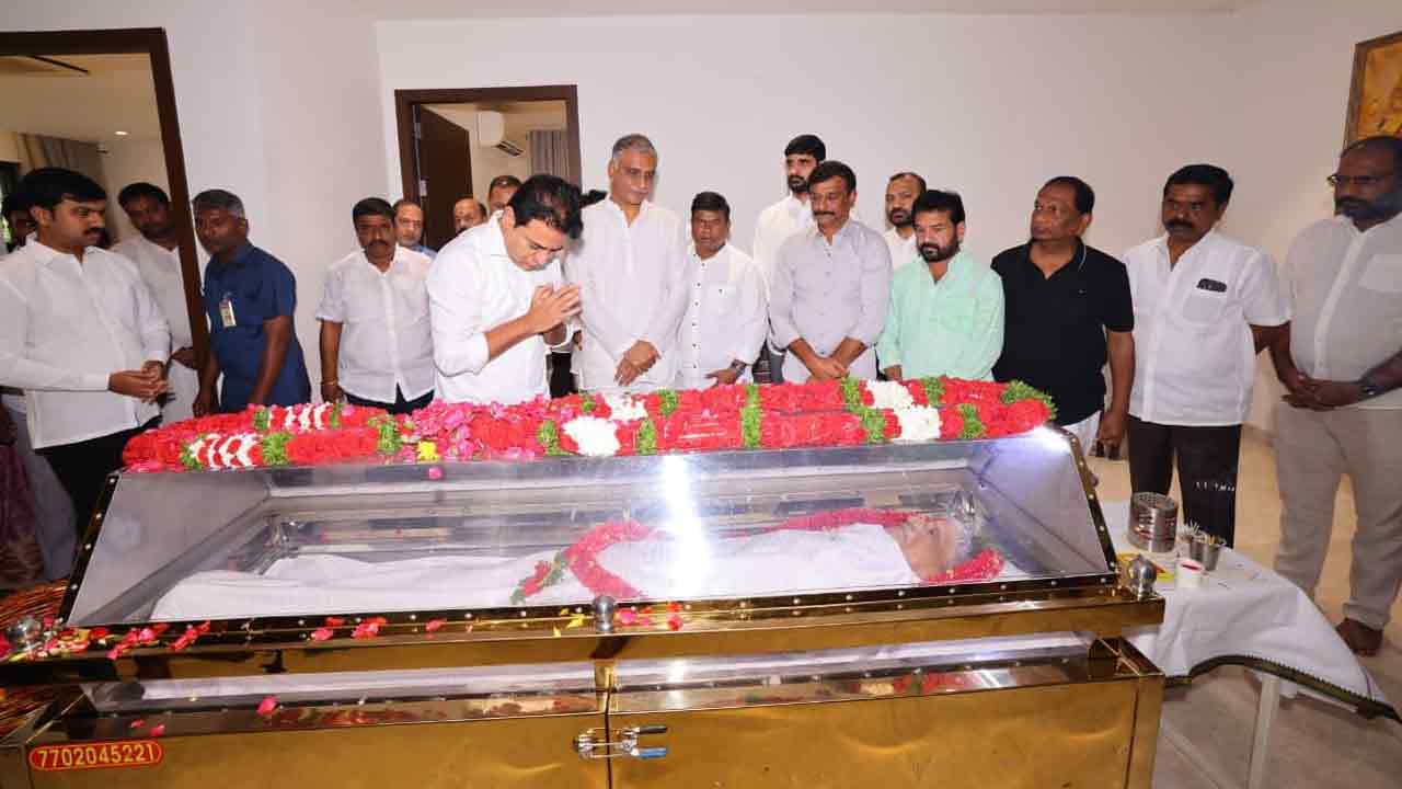 Harish Rao Father: హరీశ్ తండ్రి తన్నీరు సత్యనారాయణ పార్థివ దేహానికి నివాళులర్పిస్తున్న నేతలు