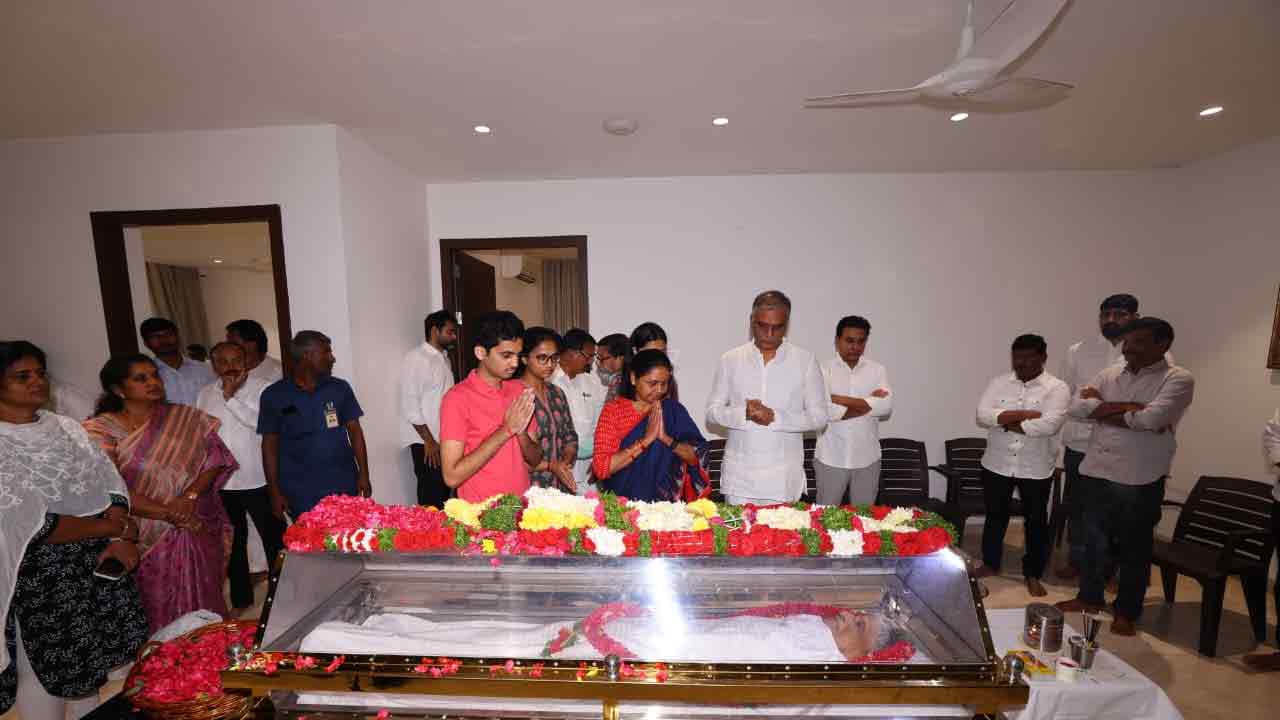 Harish Rao Father: హరీశ్ తండ్రి తన్నీరు సత్యనారాయణ పార్థివ దేహానికి నివాళులర్పిస్తున్న నేతలు