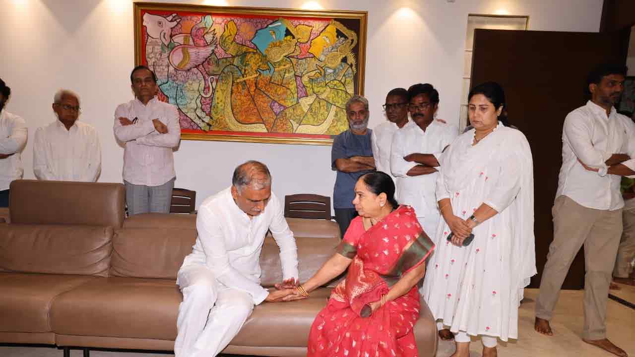 Harish Rao Father: హరీశ్ తండ్రి తన్నీరు సత్యనారాయణ పార్థివ దేహానికి నివాళులర్పిస్తున్న నేతలు