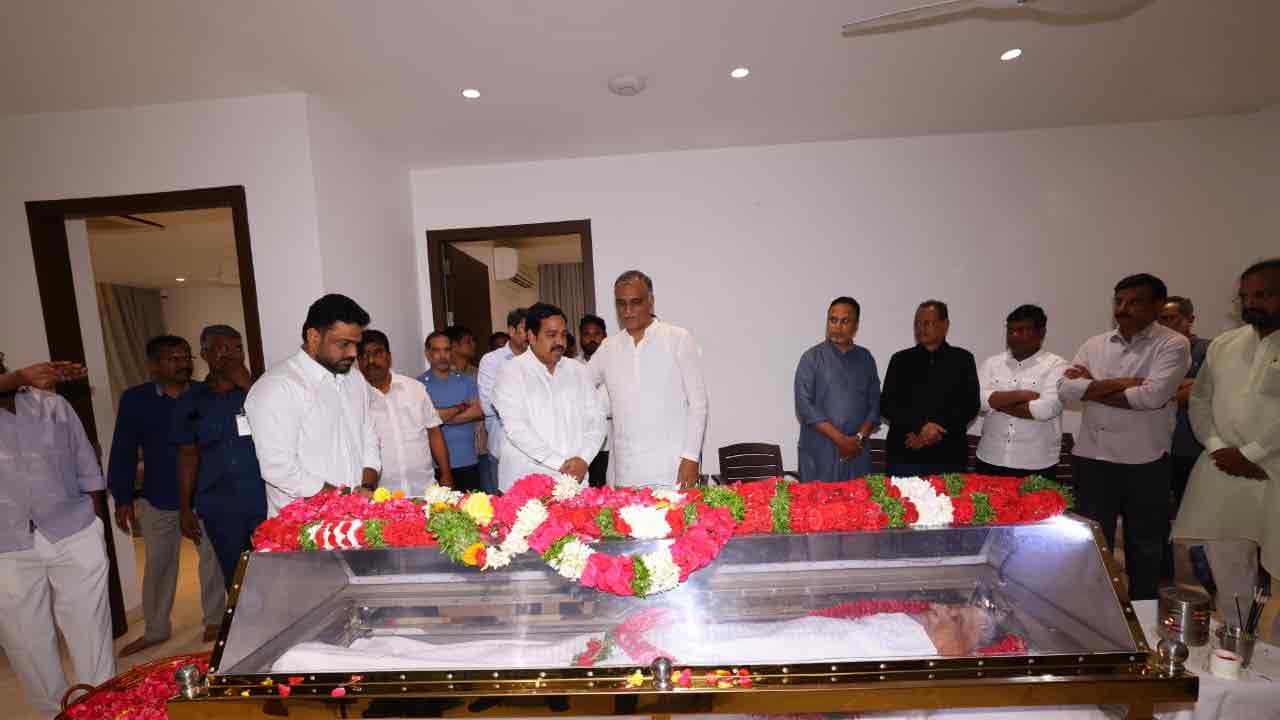 Harish Rao Father: హరీశ్ తండ్రి తన్నీరు సత్యనారాయణ పార్థివ దేహానికి నివాళులర్పిస్తున్న నేతలు