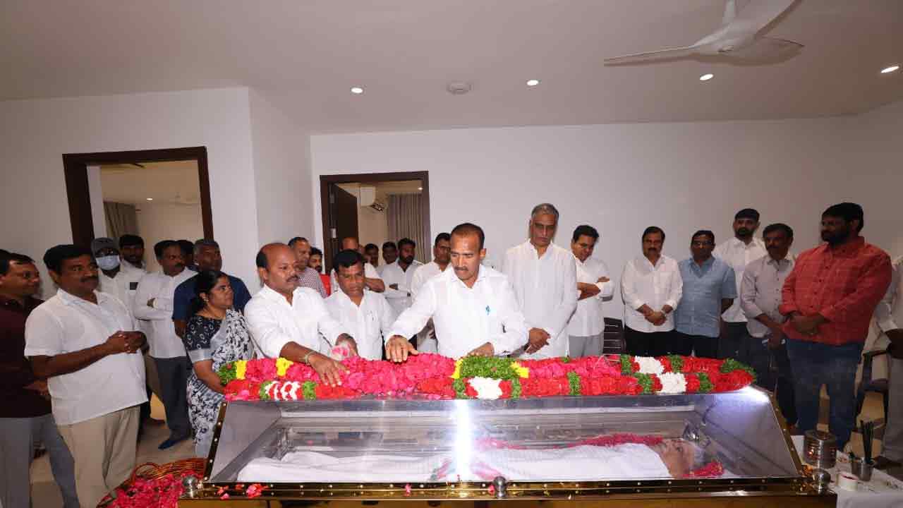 Harish Rao Father: హరీశ్ తండ్రి తన్నీరు సత్యనారాయణ పార్థివ దేహానికి నివాళులర్పిస్తున్న నేతలు