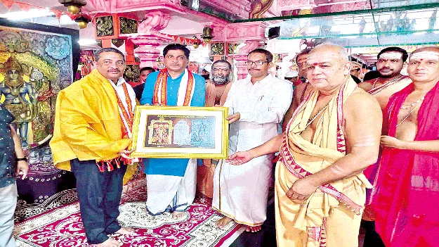 ఆదిత్యుని సేవలో హైకోర్టు న్యాయమూర్తి