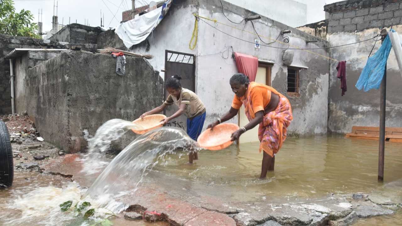 Banjara Colony: జలదిగ్బంధంలో హయత్ నగర్ బంజారా కాలనీ.. 