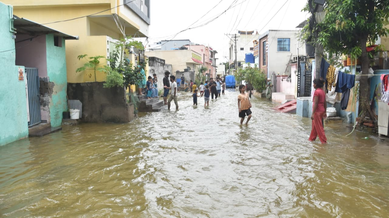 Banjara Colony: జలదిగ్బంధంలో హయత్ నగర్ బంజారా కాలనీ.. 