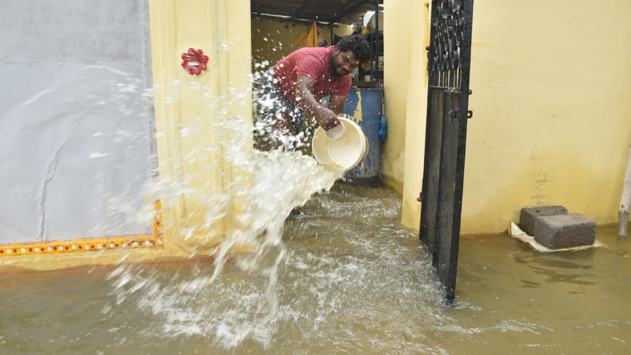 Banjara Colony: జలదిగ్బంధంలో హయత్ నగర్ బంజారా కాలనీ.. 