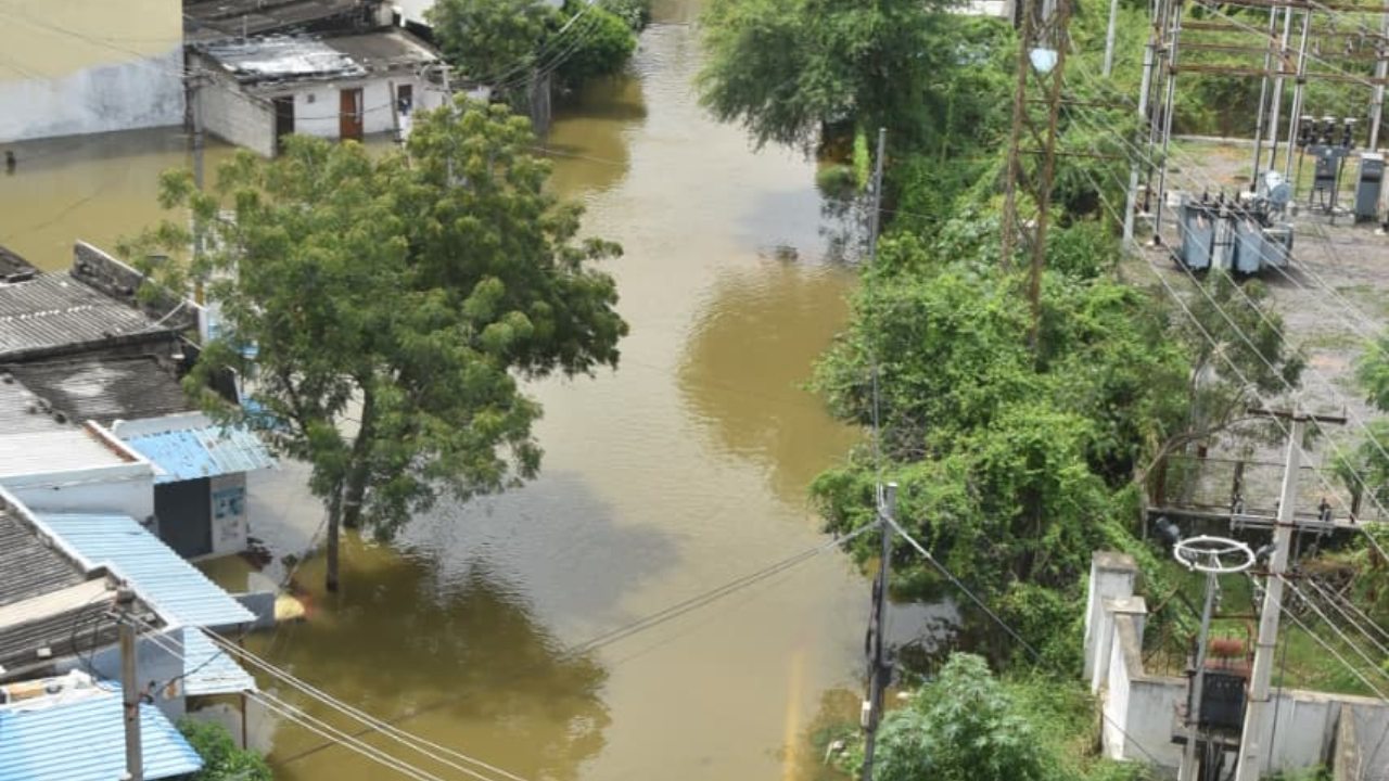 Banjara Colony: జలదిగ్బంధంలో హయత్ నగర్ బంజారా కాలనీ.. 