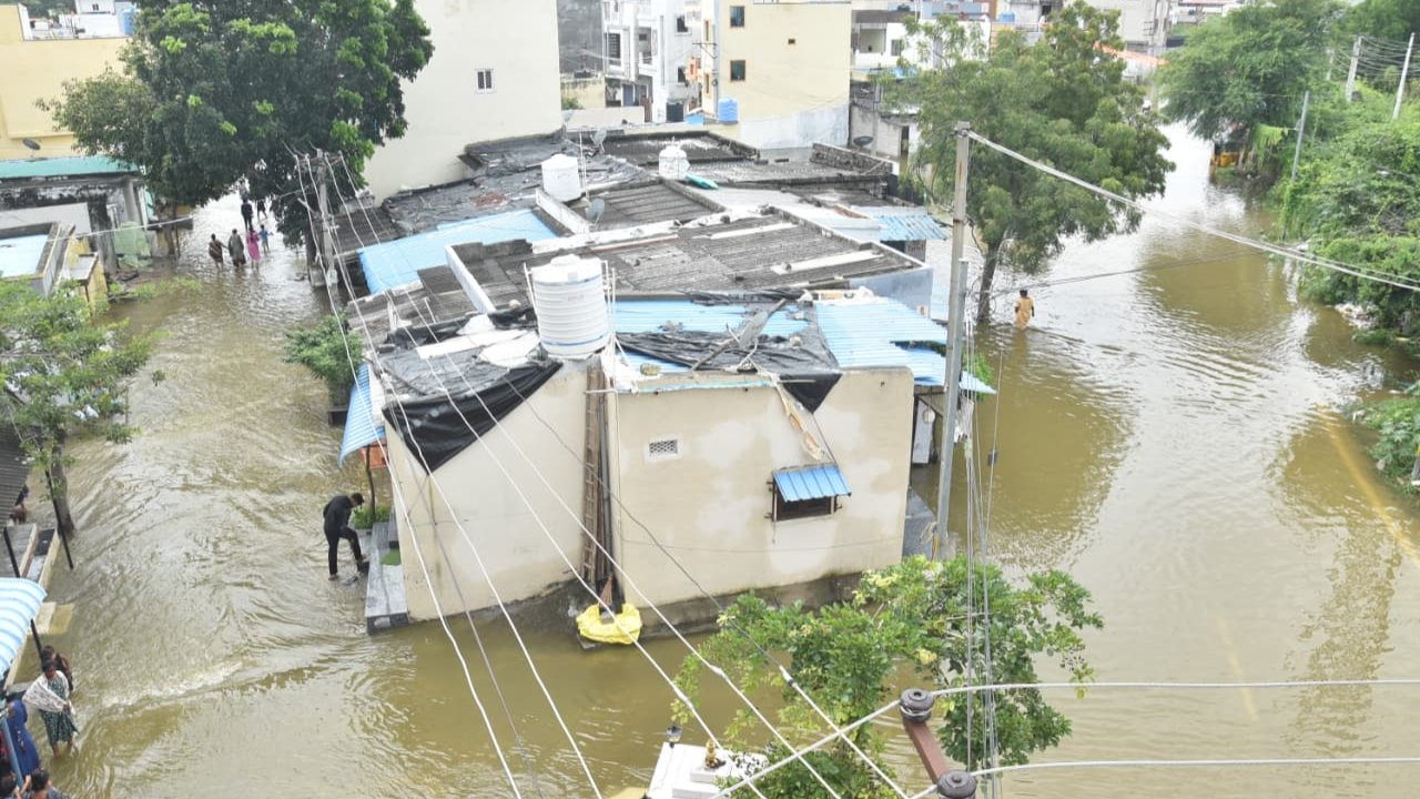 Banjara Colony: జలదిగ్బంధంలో హయత్ నగర్ బంజారా కాలనీ.. 