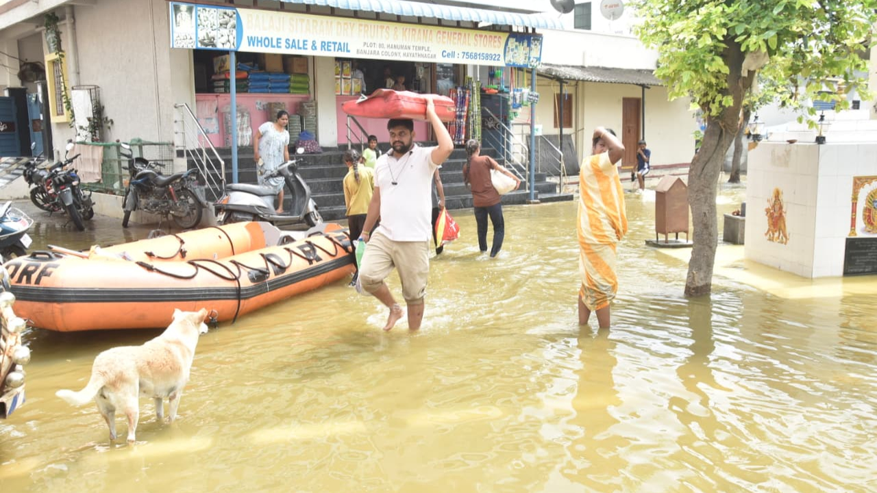Banjara Colony: జలదిగ్బంధంలో హయత్ నగర్ బంజారా కాలనీ.. 