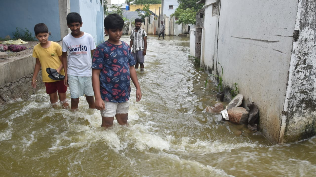 Banjara Colony: జలదిగ్బంధంలో హయత్ నగర్ బంజారా కాలనీ.. 