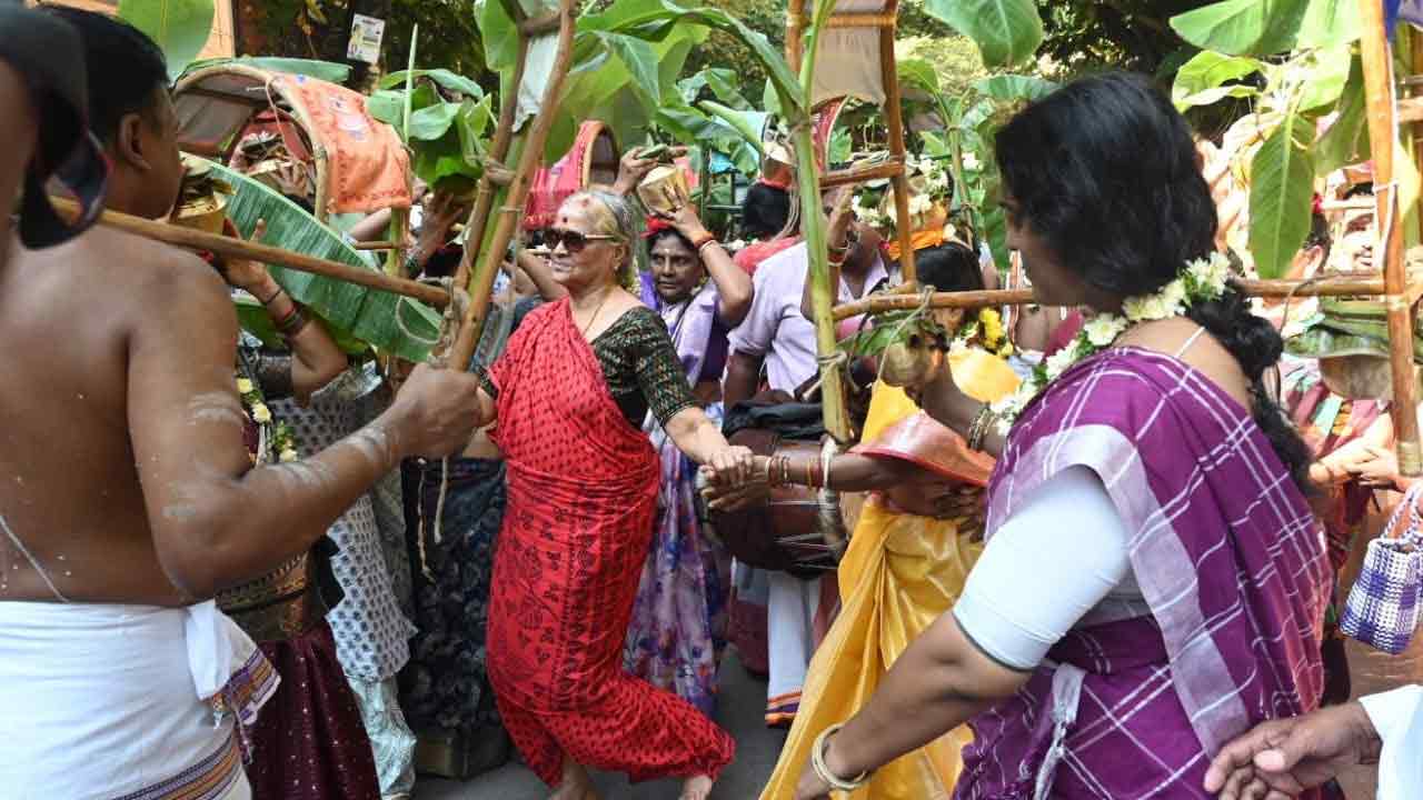Karthika Masam: కార్తీక మాసం మొదటి సోమవారం సందర్భంగా కావడి పూజలో పాల్గొన భక్తులు
