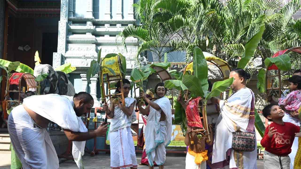 Karthika Masam: కార్తీక మాసం మొదటి సోమవారం సందర్భంగా కావడి పూజలో పాల్గొన భక్తులు