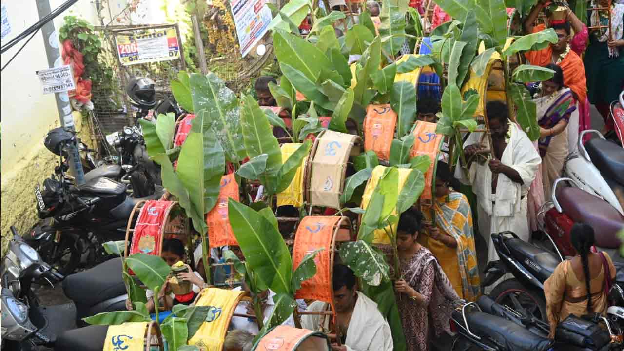 Karthika Masam: కార్తీక మాసం మొదటి సోమవారం సందర్భంగా కావడి పూజలో పాల్గొన భక్తులు