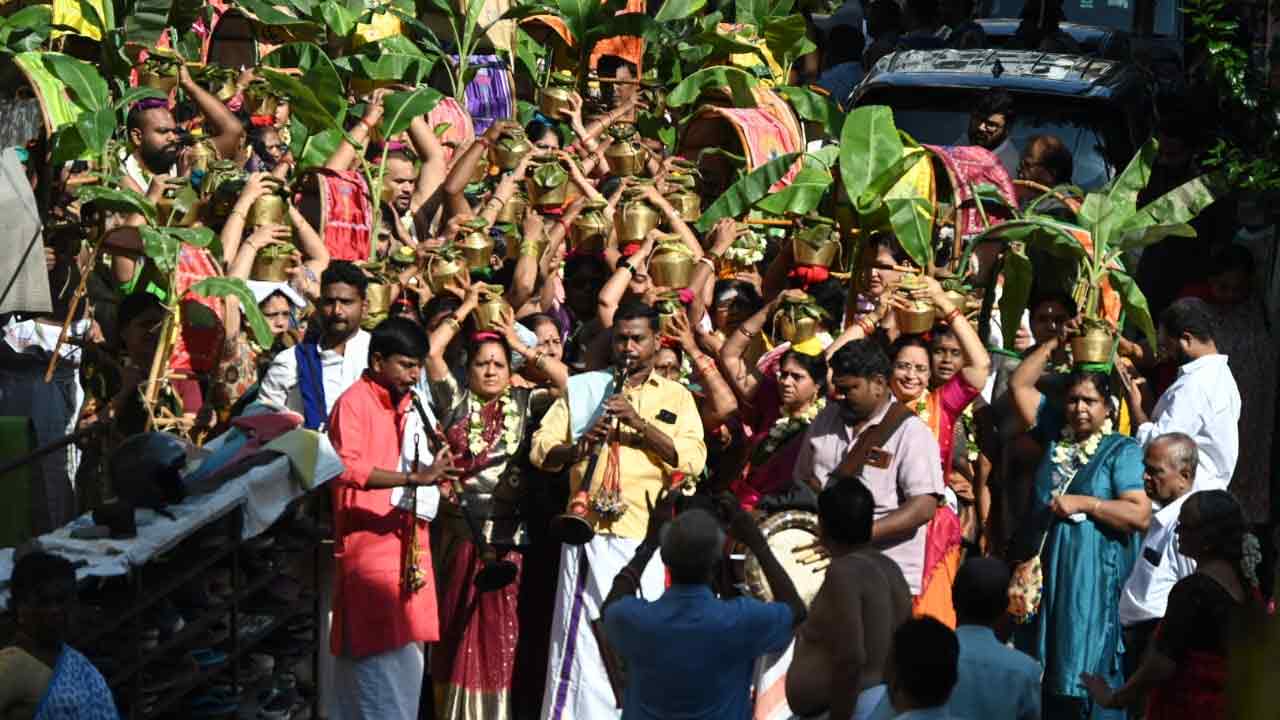 Karthika Masam: కార్తీక మాసం మొదటి సోమవారం సందర్భంగా కావడి పూజలో పాల్గొన భక్తులు