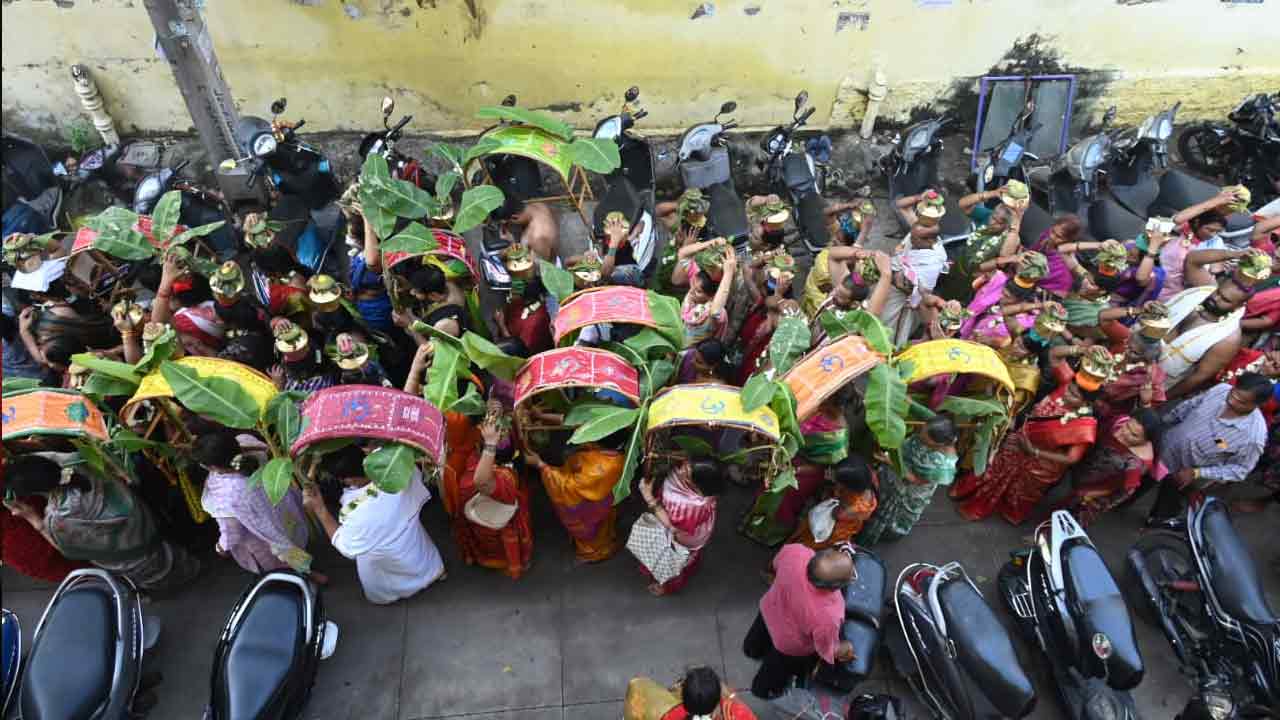 Karthika Masam: కార్తీక మాసం మొదటి సోమవారం సందర్భంగా కావడి పూజలో పాల్గొన భక్తులు