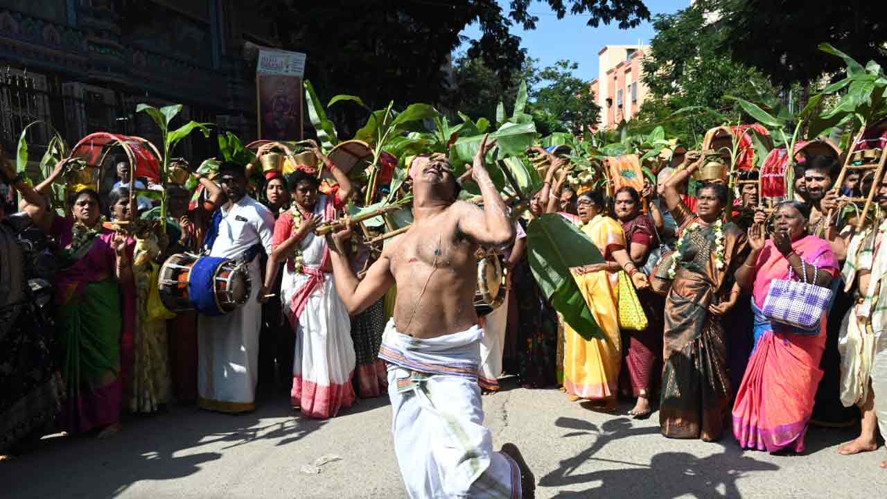 Karthika Masam: కార్తీక మాసం మొదటి సోమవారం సందర్భంగా కావడి పూజలో పాల్గొన భక్తులు
