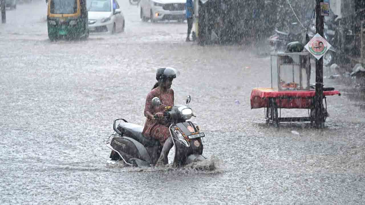 Hyderabad Rain: భాగ్యనగర వాసులతో ఇవాళ ఆటాడుకుంటున్న వర్షం